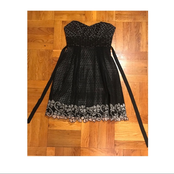 BCBG black eyelets with visible white underlay - Picture 2 of 6